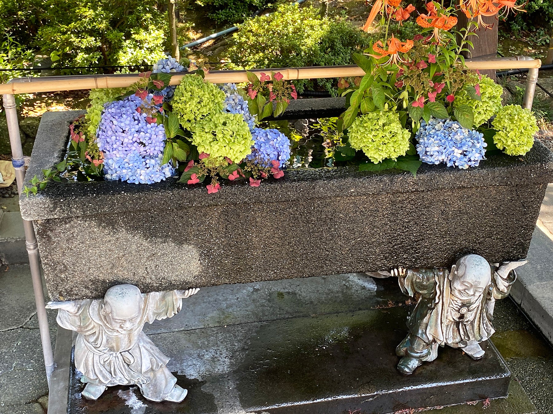 西新井大師 手水 ゴトウフローリスト